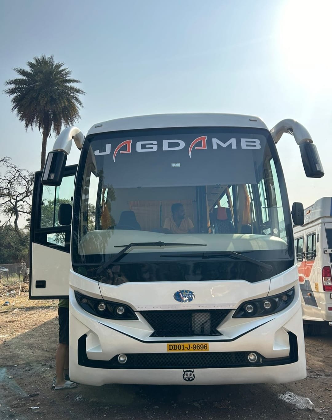 Bus and tempo traveller image